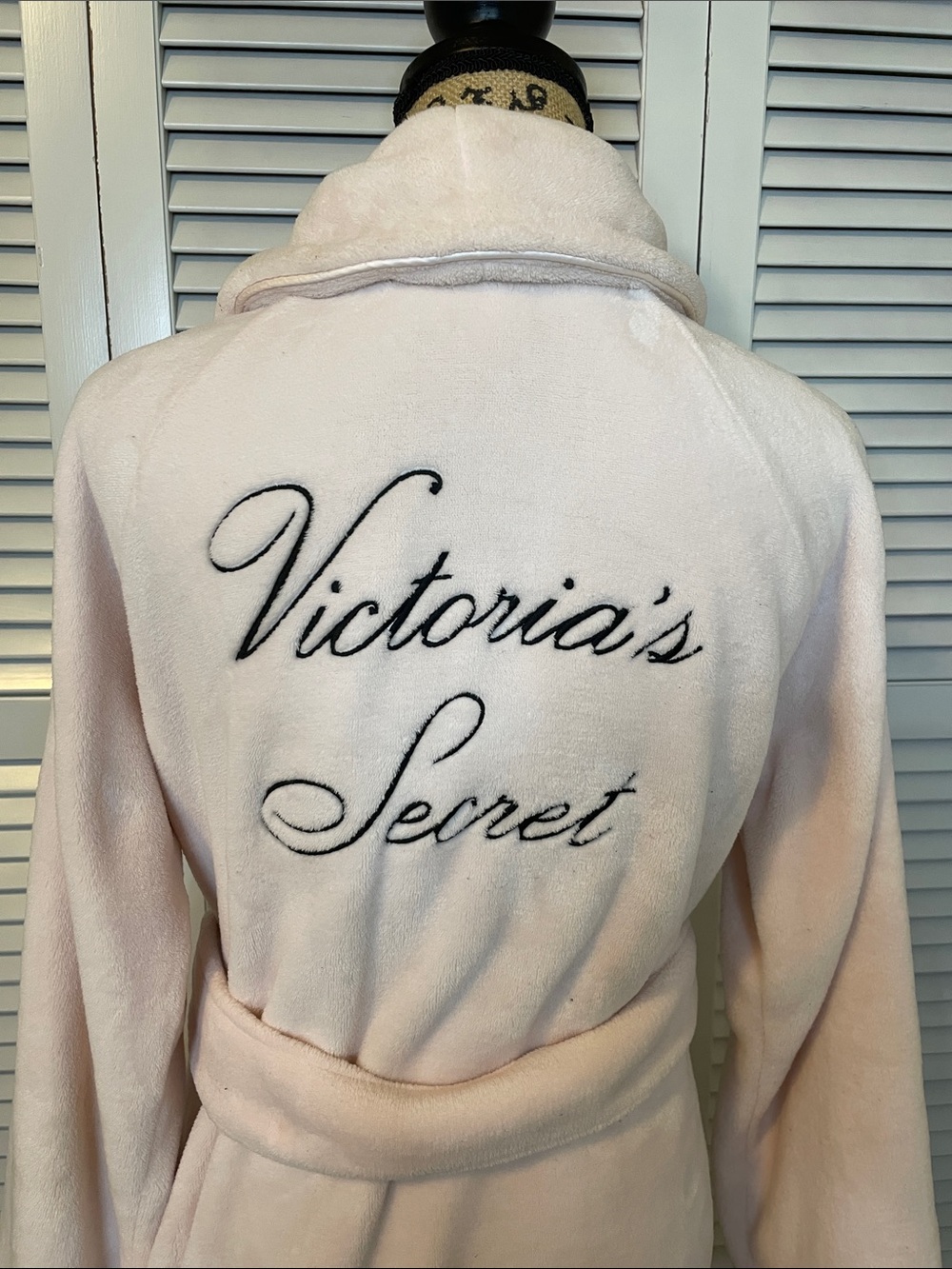 Victoria's Secret Pale Pink Embroidered Plush Robe - Sz M/L